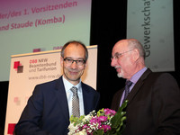 Neuer DBB NRW Chef Roland Staude (komba, links). Er löst Meinolf Guntermann (DSTG, rechts) ab, der von 2009 bis 2014 den DBB NRW anführte. (Foto: © Eduard N. Fiegel)