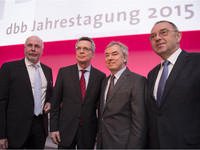 v.l.n.r.: Uli Silberbach, Bundesinnenminister Dr. Thomas de Maizière, Klaus Dauderstädt, Dr. Norbert Walter-Borjans (Foto: © Marco Urban)